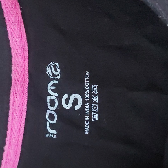 THE ROOM - Picture 4 of 6